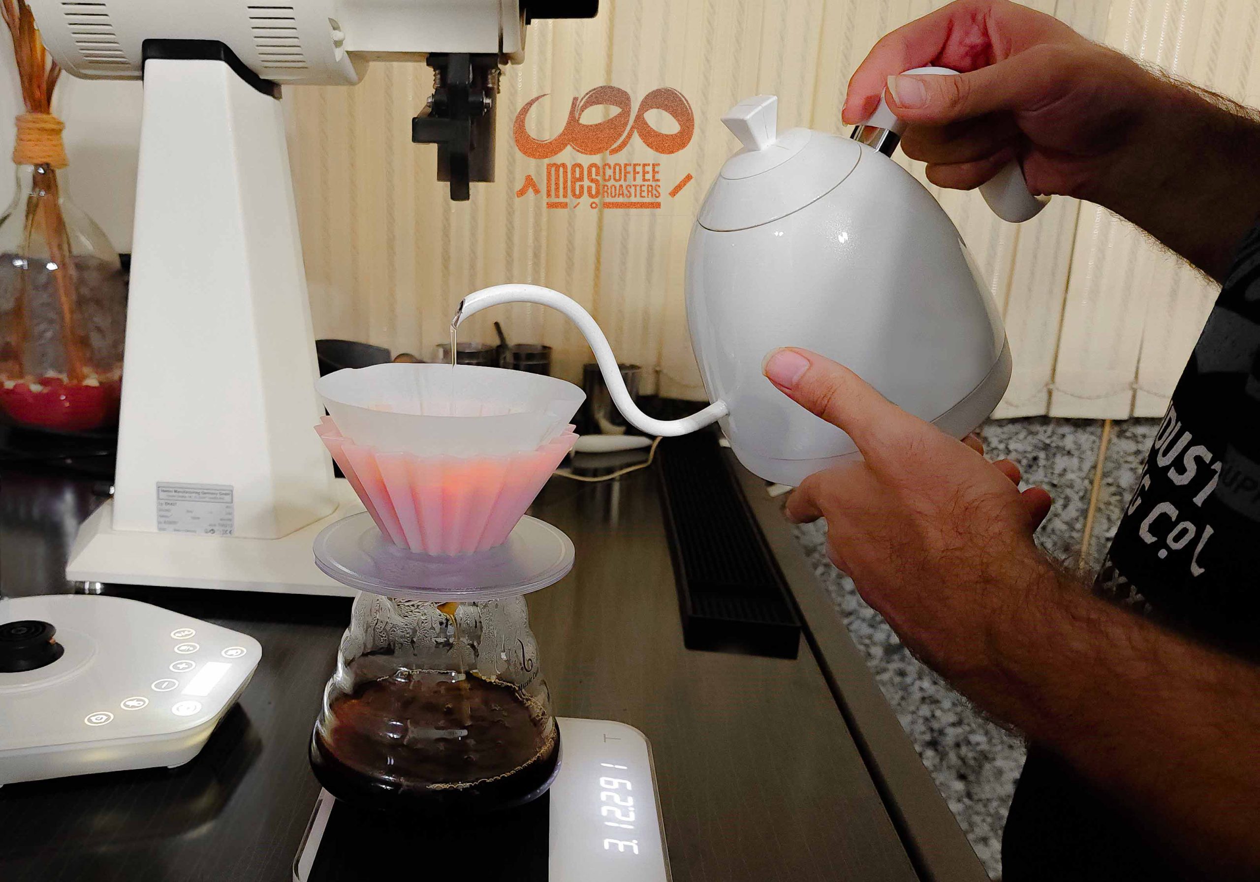 باریستا در حال دم آوری قهوه با اُریگامی گجت فیلتری