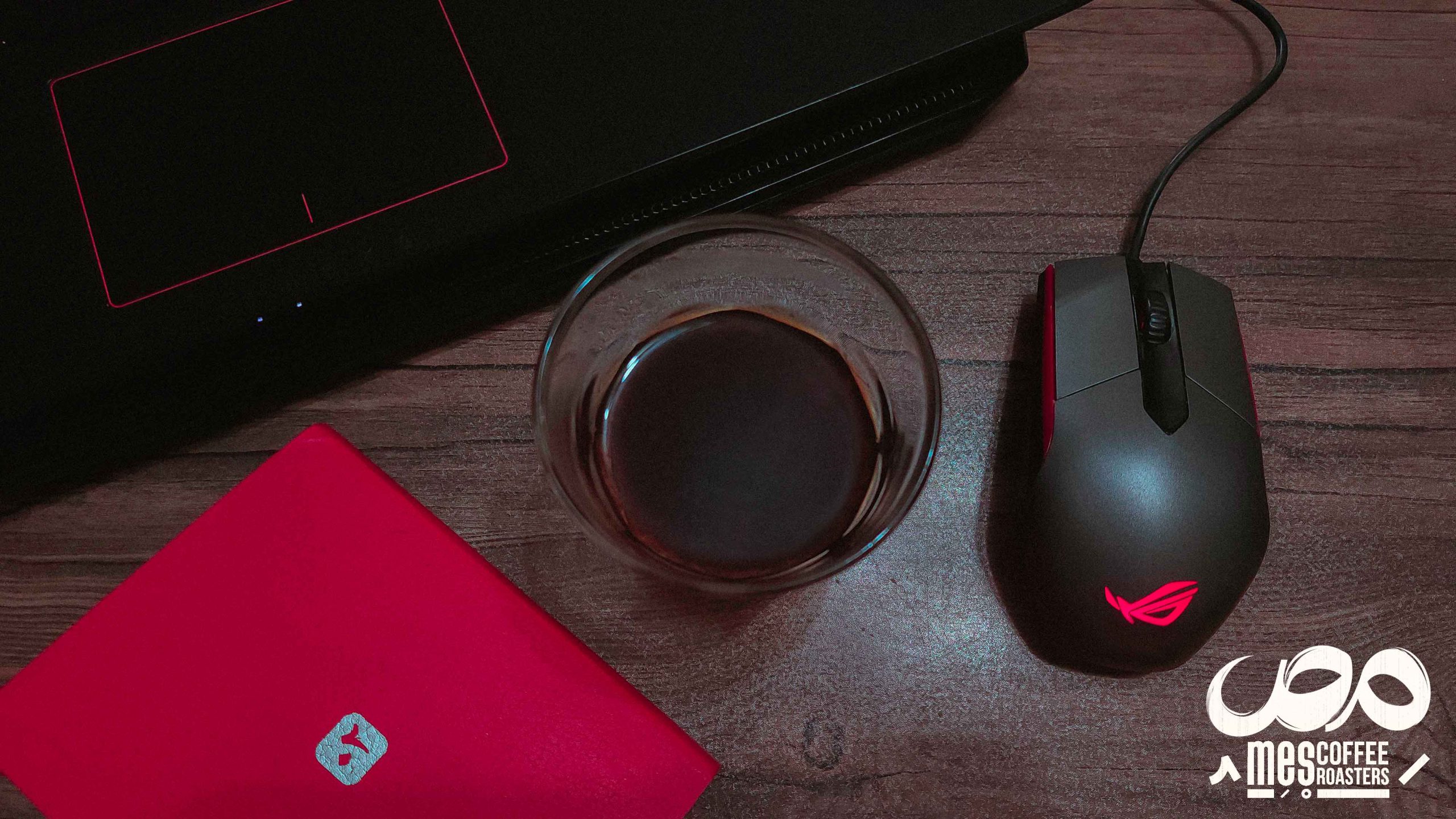 یک فنجان قهوه همراه با کار